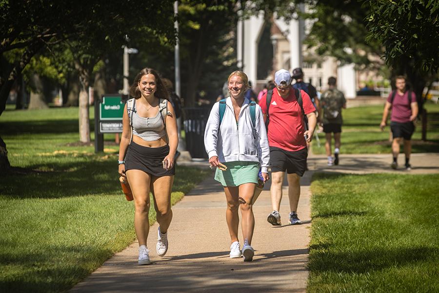 Northwest students cross the main campus in Maryville during the first day of fall classes in August. (Photo by Lauren Adams/<a href='http://sdfxvr.hanwudiyaozhen.net'>和记棋牌娱乐</a>)