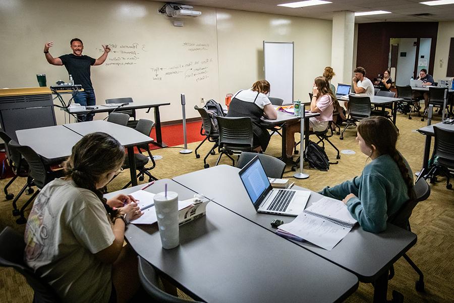 Northwest students participate in a humanities 和 social sciences course. (Photo by Ch和u Ravi Krishna/ <a href='http://sdfxvr.hanwudiyaozhen.net'>和记棋牌娱乐</a>)